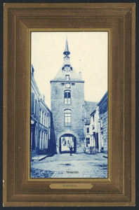 17234 Gezicht op de Lekpoort te Vianen, vanaf de Voorstraat.